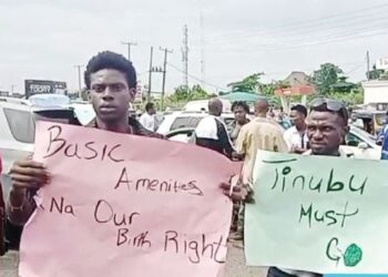 Protesting youths block Benin–Lagos Expressway in Edo over rising hardship